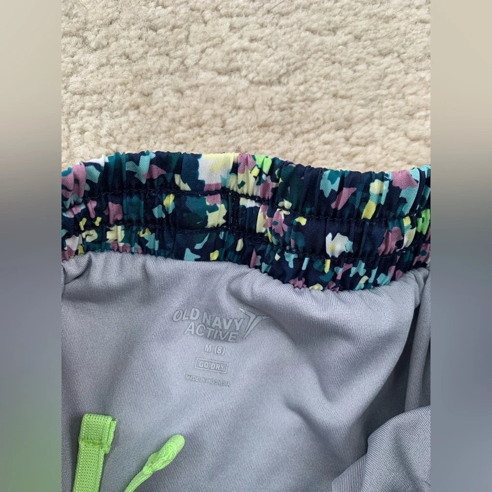 Old Navy Size M, 8, Go-Dry Cool Run Shorts in Sea-Blue Floral